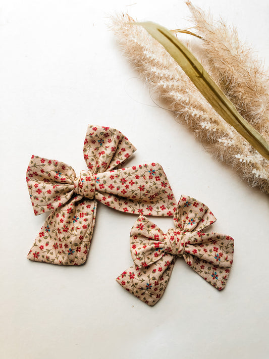 Neutral floral knot