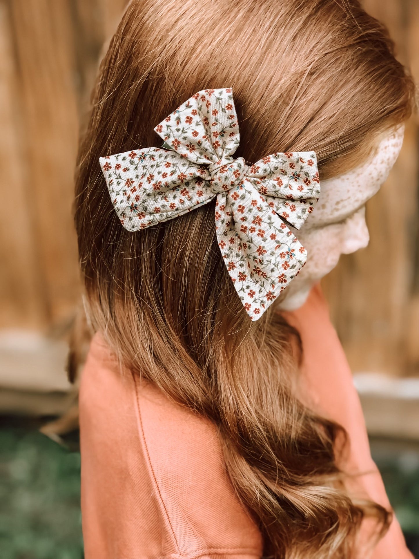 Neutral floral knot
